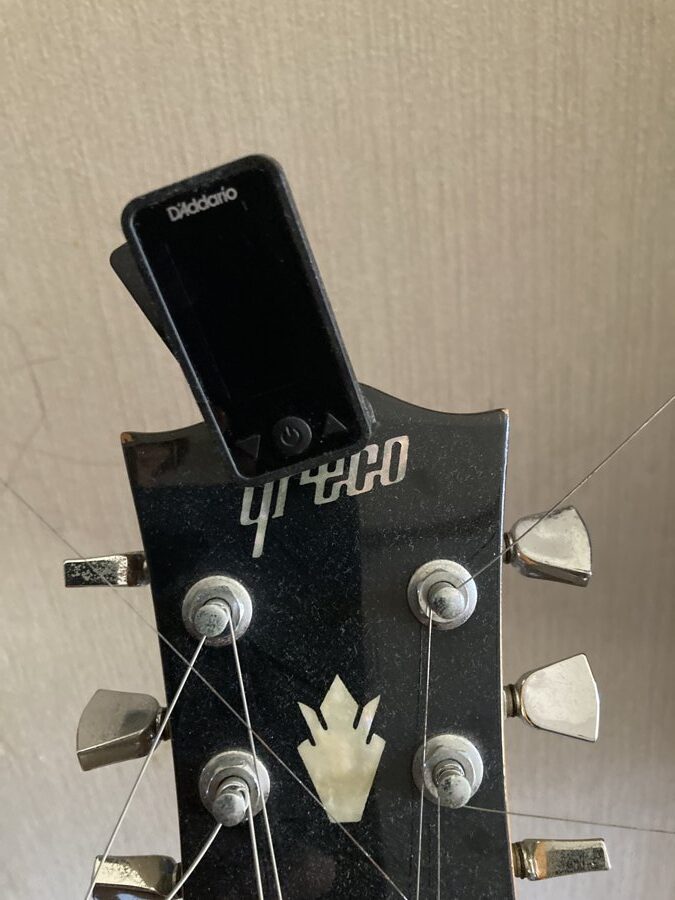 ギターのヘッドに挟んだクリップ式のチューニングメーター