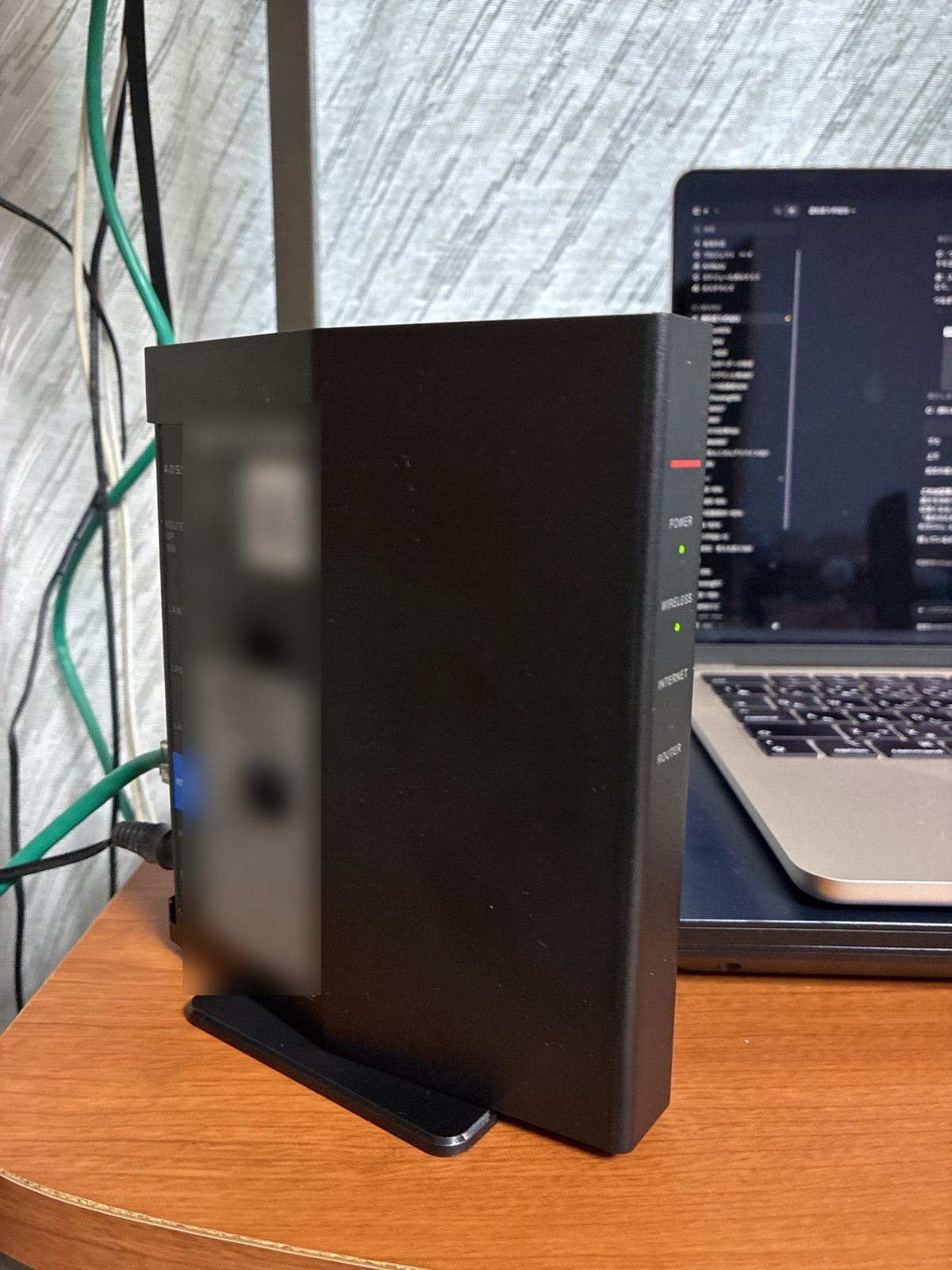 APモードで設置した WSR-3000AX4L。POWERとWIRELESSが緑、ROUTERは消灯